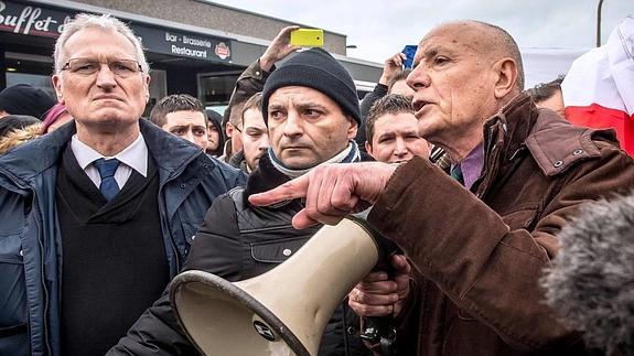 El general Christian Piquemal, a la derecha y con un megáfono, durante la manifestación de Calais en la que fue detenido.
