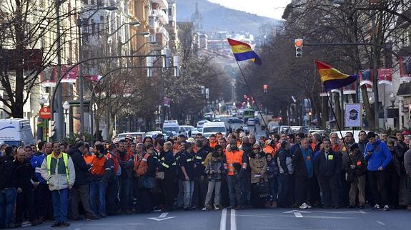 Trabajadores de Arcelor se concentraron este lunes en Bilbao frente a la sede del Gobierno vasco.
