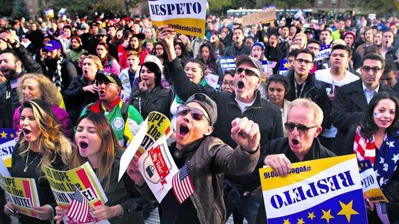 Carteles de ‘respeto’ y de ‘no hay esperanza sin el voto latino’ en la campaña para fomentar la participación hispana en las elecciones.