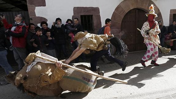 Momento del carnaval rural de gran tradición que se celebra estos días en la localidad navarra de Lantz, /