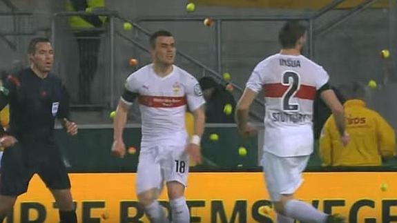 El encuentro se detiene tras el lanzamiento de pelotas.