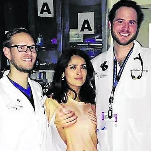 Salma Hayek, con los médicos.