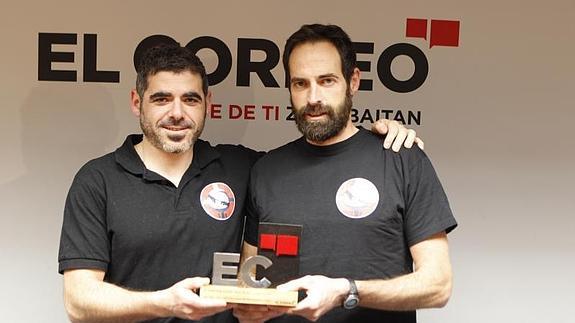 Iker Tapie e Iñigo Liges con el trofeo de EL CORREO