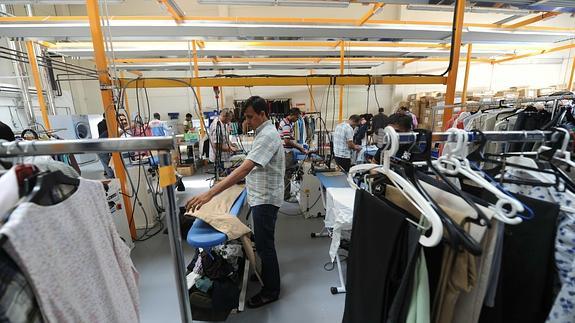 En Berjantzi preparan la ropa que posteriormente entregan en Cáritas