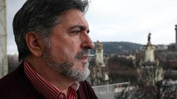 El expresidente del PSE-EE, Jesús Eguiguren, en San Sebastián, con el puente María Cristina al fondo.