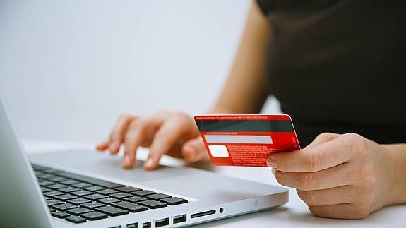 Una joven compra un producto a través de Internet.