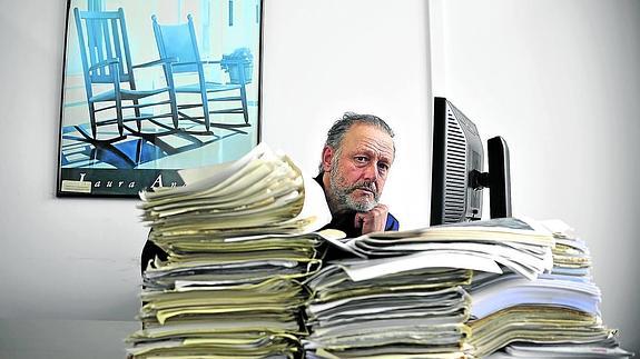 Uriarte, fotografiado en el despacho que ocupa como profesor de la UPV.