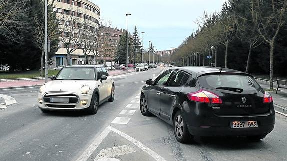 El coche negro realiza el nuevo giro hacia Pedro Asúa, mientras el blanco hace caso omiso de la señal de circulación prohibida. 