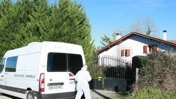 La Policía científica se dirige a la villa.