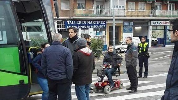 'El Langui' con su silla delante del autobús. 'El Langui' con su silla delante del autobús. 