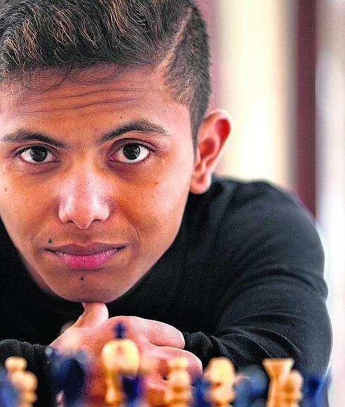 El refugiado bengalí Fahim Mohammed salió de la calle gracias a que se hizo campeón de ajedrez de menores de 12 años en Francia.