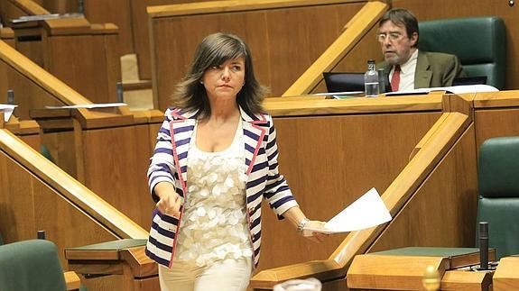 La secretaria general del PP, Nerea LLanos, durante una intervención parlamentaria. 