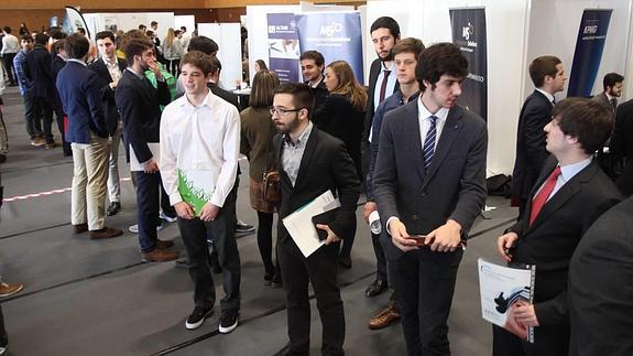 Alumnos de Tecnun en Donostia esperan su turno para entregar su curriculum y entrevistarse con las empresas interesadas en el último Foro de Empleo.
