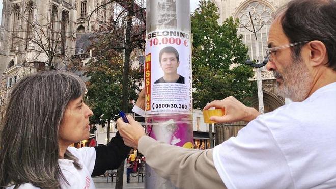 Los padres de Hodei colocan carteles con la foto de su hijo en Amberes en 2014.