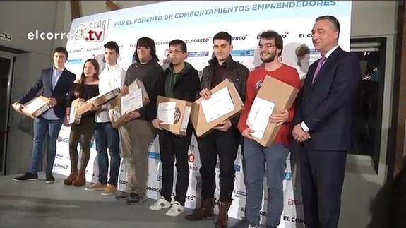 Emprendedores. Varios de los estudiantes galardonados posan con profesores y patrocinadores en la tercera edición de STARTInnova.