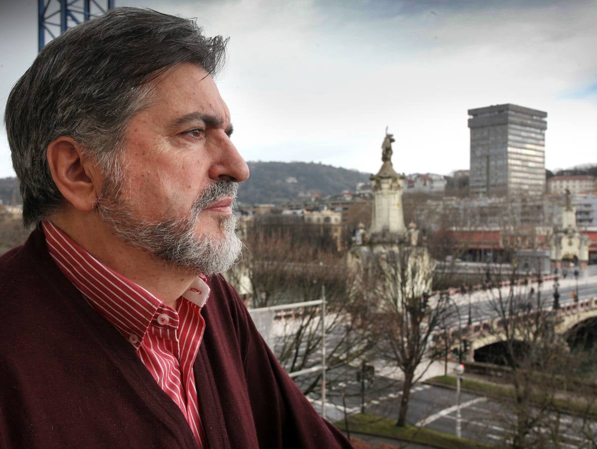 Jesús Eguiguren, en uno de los balcones de la sede del PSE en San Sebastián. 