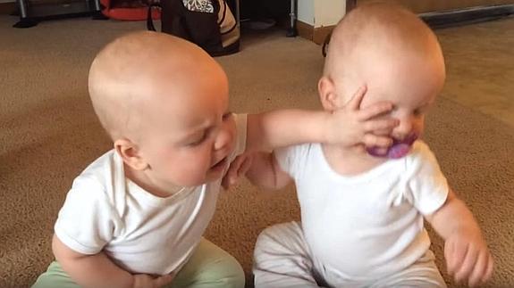 Las hermanas, en plena pelea por el chupete.