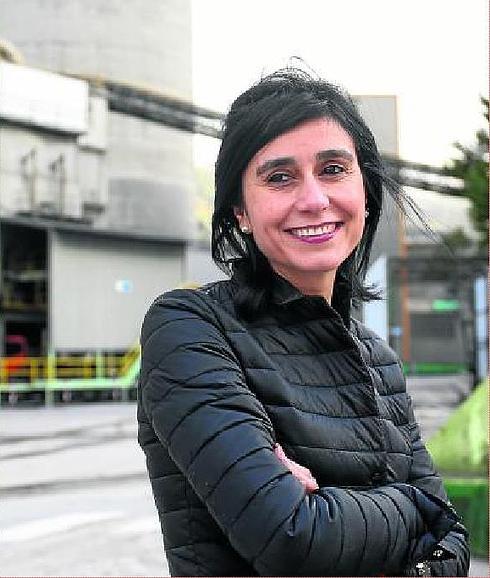 Elena Guede, en las instalaciones de Cementos Lemona. 