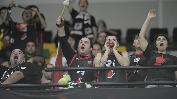 Hinchas del Bilbao Basket celebran una canasta.