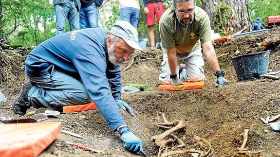 Un equipo dirigido por Etxeberria trabaja en una fosa en la localidad de Bóveda . 