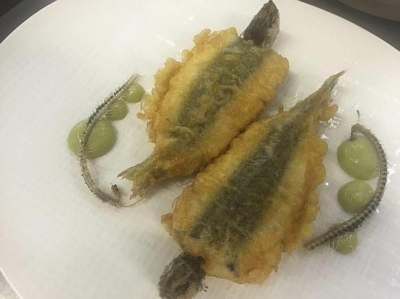 Anchoas rellenas de piperrada y salsa de coco y jenjibre.