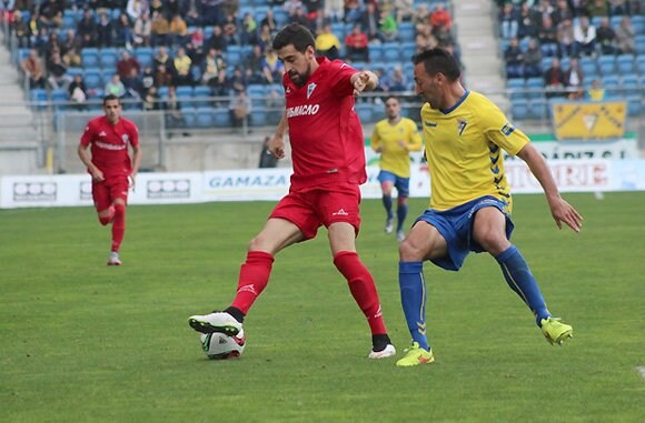 Orbegozo controla el balón con la camiseta del Marbella.