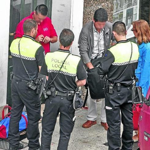 Policías locales durante una actuación.