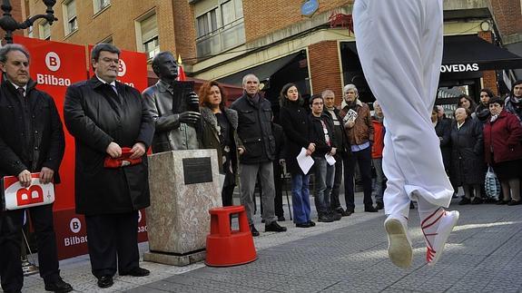 El alcade de Bilbao, Juan Mari Aburto, homenajea al poeta junto con diversas personalidades.