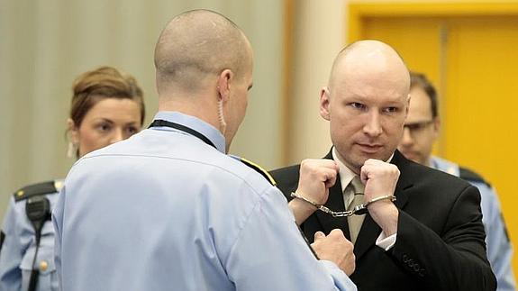 Anders Breivik norvegiarra, eskuburdinak kentzeko momentuan.