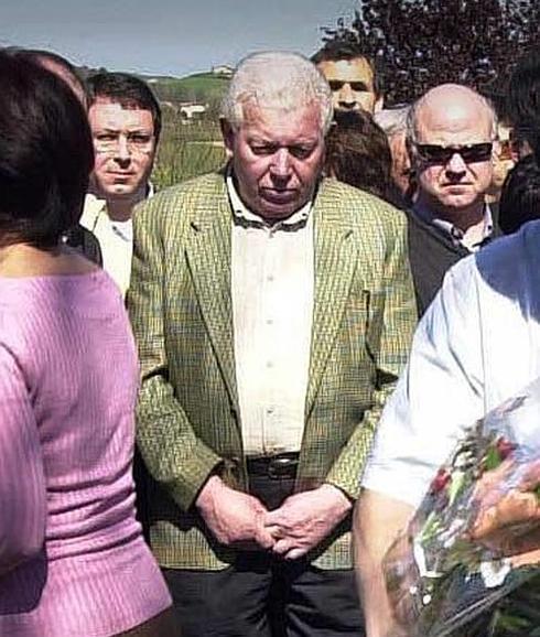 Juan Priede, ante la tumba de Froilán Elespe en su funeral en 2001. Un año y un día después, ETA también le asesinaría a él. 