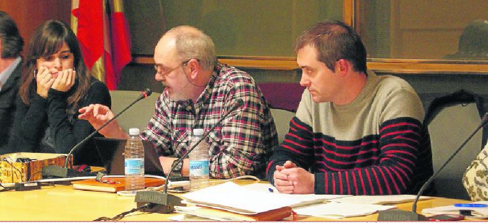 Amets Meaza, Natxo Urkixo y Jon Ander Altube, en el pleno del Ayuntamiento de Llodio. 