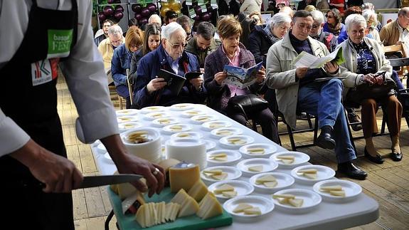 Decenas de personas participan en una cata de queso en una edición anterior del Basque FEST.