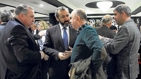 Roberto Larrañaga (Confebask) e Iñaki Garcinuño (Cebek), con Raúl Arza (UGT) y Unai Sordo, de CC OO.