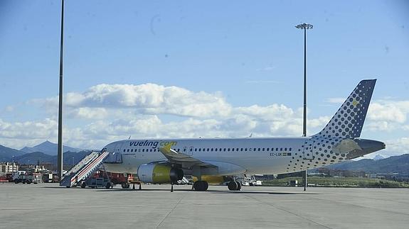 Uno de los aviones de la compañía Vueling en el aeropuerto de Loiu. 