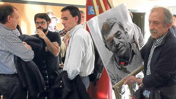 Un retrato de Tomás Tueros presidió el homenaje, celebrado en el Tanatorio Bizkaia de Retuerto-Barakaldo.