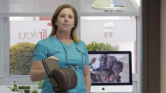 Mozas es también cooperante y presta ayuda a los niños y mayores en Senegal