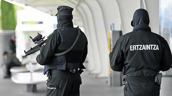 Ertzainas patrullan esta Semana Santa en el aeropuerto de Loiu armados con subfusiles.