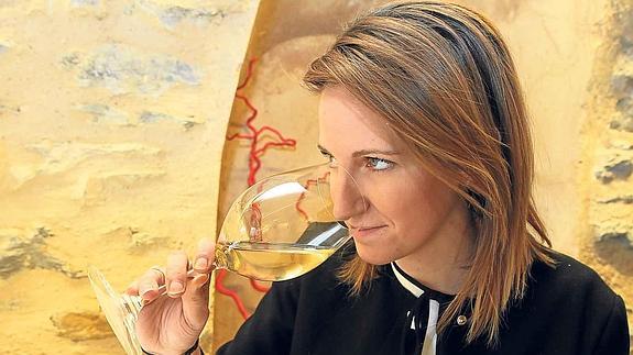 La vizcaína Alaitz Galán, finalista en el Campeonato de España de Sumilleres, huele un vino blanco en el ‘Kaskagorri’ vitoriano.