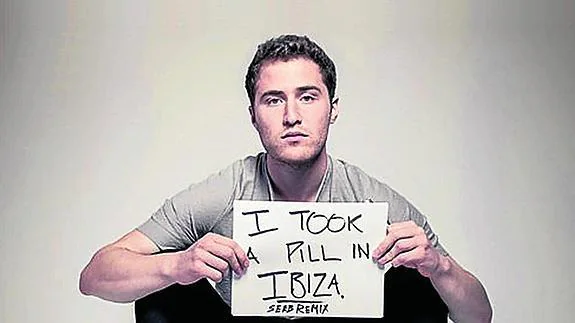 El cantante Mike Posner del videoclip de ‘I took a pill in Ibiza’ (abajo).