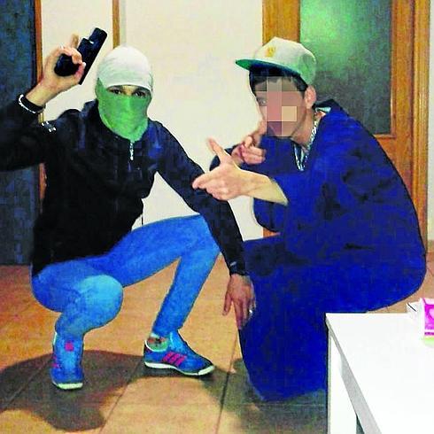 Mohamed A., a la izquierda, porta una pistola falsa en una imagen colgada en las redes sociales.