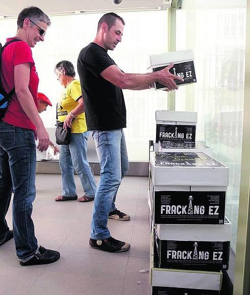 Colectivos contra la fractura hidráulica de Euskadi presentando las firmas recogidas.