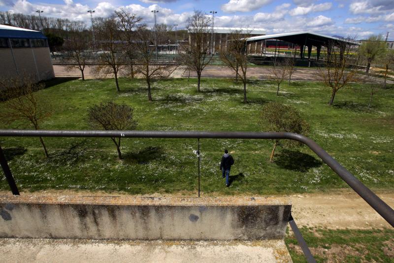 Parte del espacio de las instalaciones deportivas de Anduva en el que se construirá la segunda piscina climatizada y un nuevo pabellón.