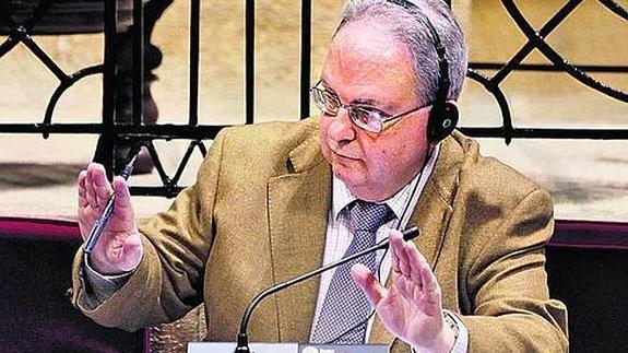 Arturo Aldecoa, en un pleno como juntero en Gernika.