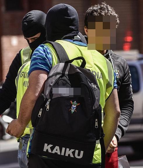 Momento de la detención del remero de Kaiku.