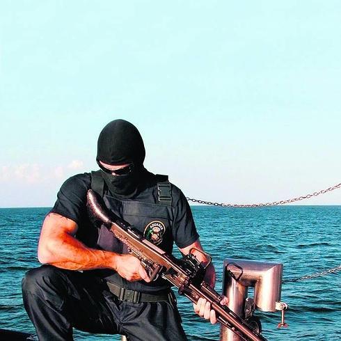 Las fuerzas policiales se han sumado a la vigilancia privada para frenar los ataques de piratas en el mar.