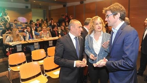 Ramiro González, Cristina González y Gorka urtaran charlan al inicio de la jornada