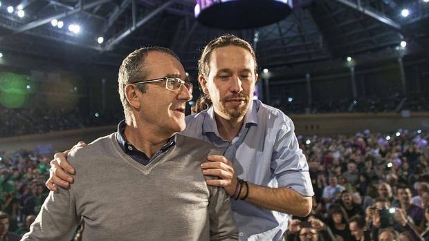 El juez Juan Pedro Yllanes junto a Pablo Iglesias en el Palma Arena.