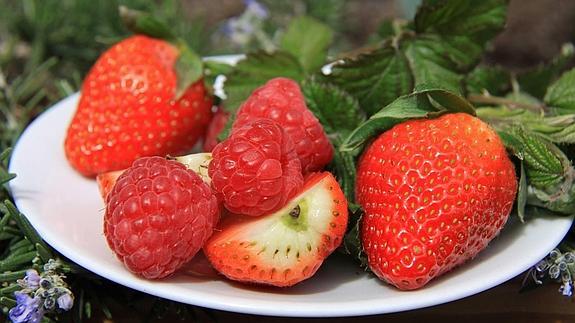 La foto tiene truco: son frutas compradas. Las cultivadas por uno mismo y que maduran en la mata a veces no tienen un aspecto tan lucido, pero casi siempre son más sabrosas.