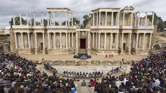 Espectáculo inaugural del XX Festival Juvenil Europeo de Teatro Grecolatino, celebrado en fechas recientes en el Teatro Romano de Mérida. 