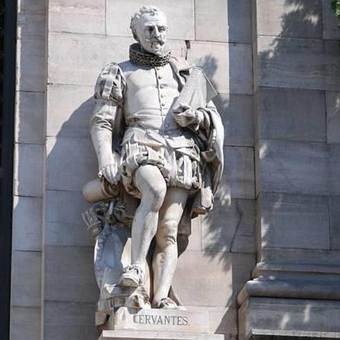 Los intelectuales alaveses hicieron un busto de Cervantes que presidió uno de los aniversarios. La estatua de la imagen descansa en la Biblioteca Nacional.  
